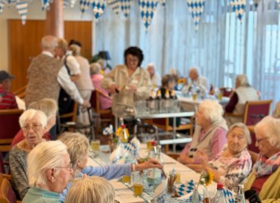 Zu Tisch mit schöner Oktoberfest-Dekoration