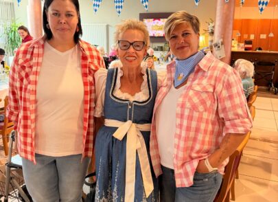 Drei Damen im Wiesn-Outfit